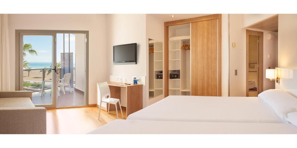 Habitación Doble con terraza y vistas parciales al mar (2 adultos + 1 niño) - 2 camas