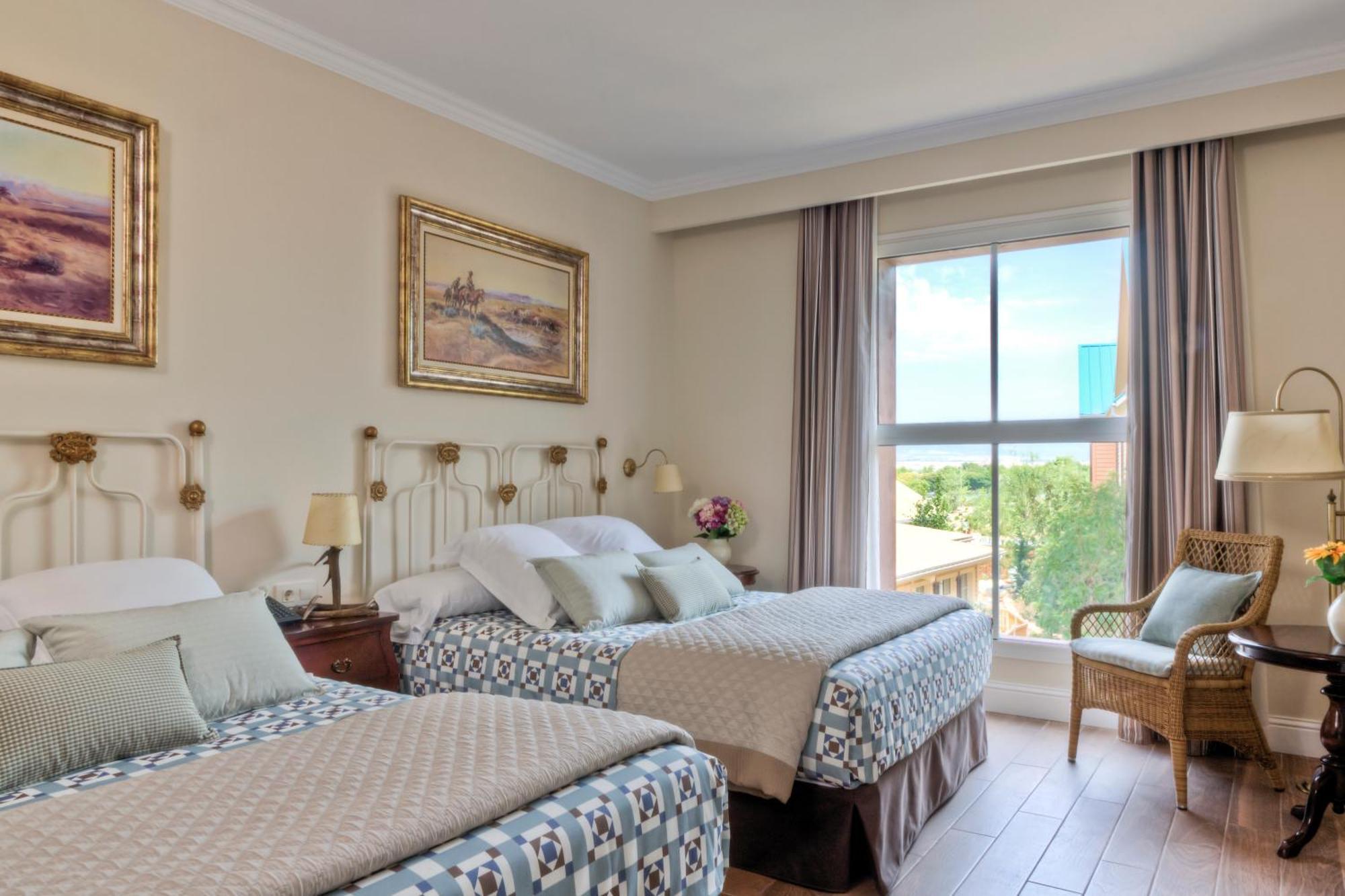 Habitación Superior Callaghan con acceso a PortAventura Park + 1 ticket para Ferrari Land (1 adulto)