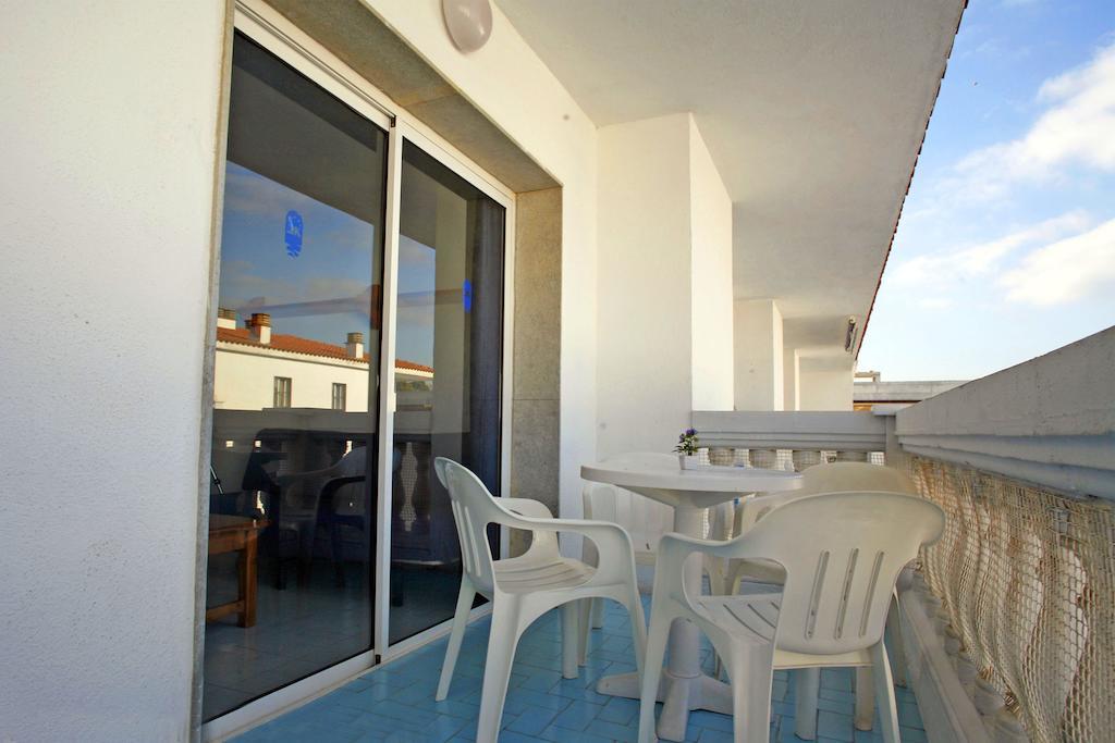 Apartamento con 2 dormitorios, balcón y vistas a la piscina