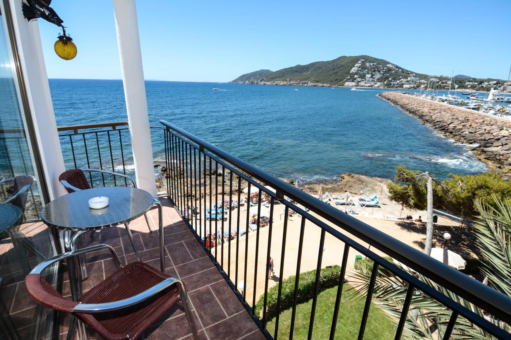 Deluxe Double Room with Balcony and Sea View