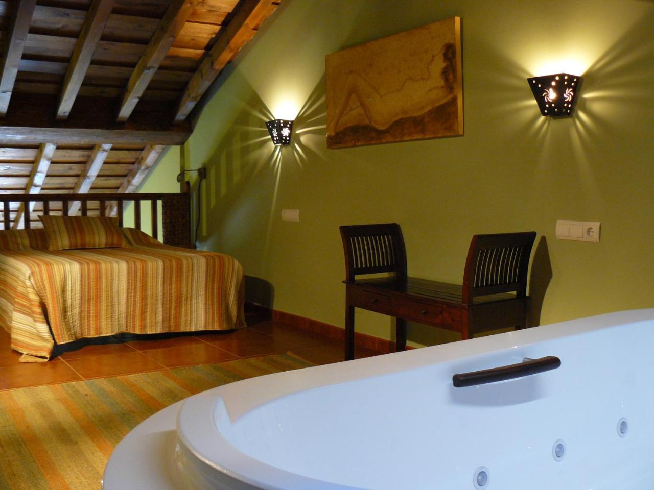 Suite con bañera de hidromasaje y cama grande