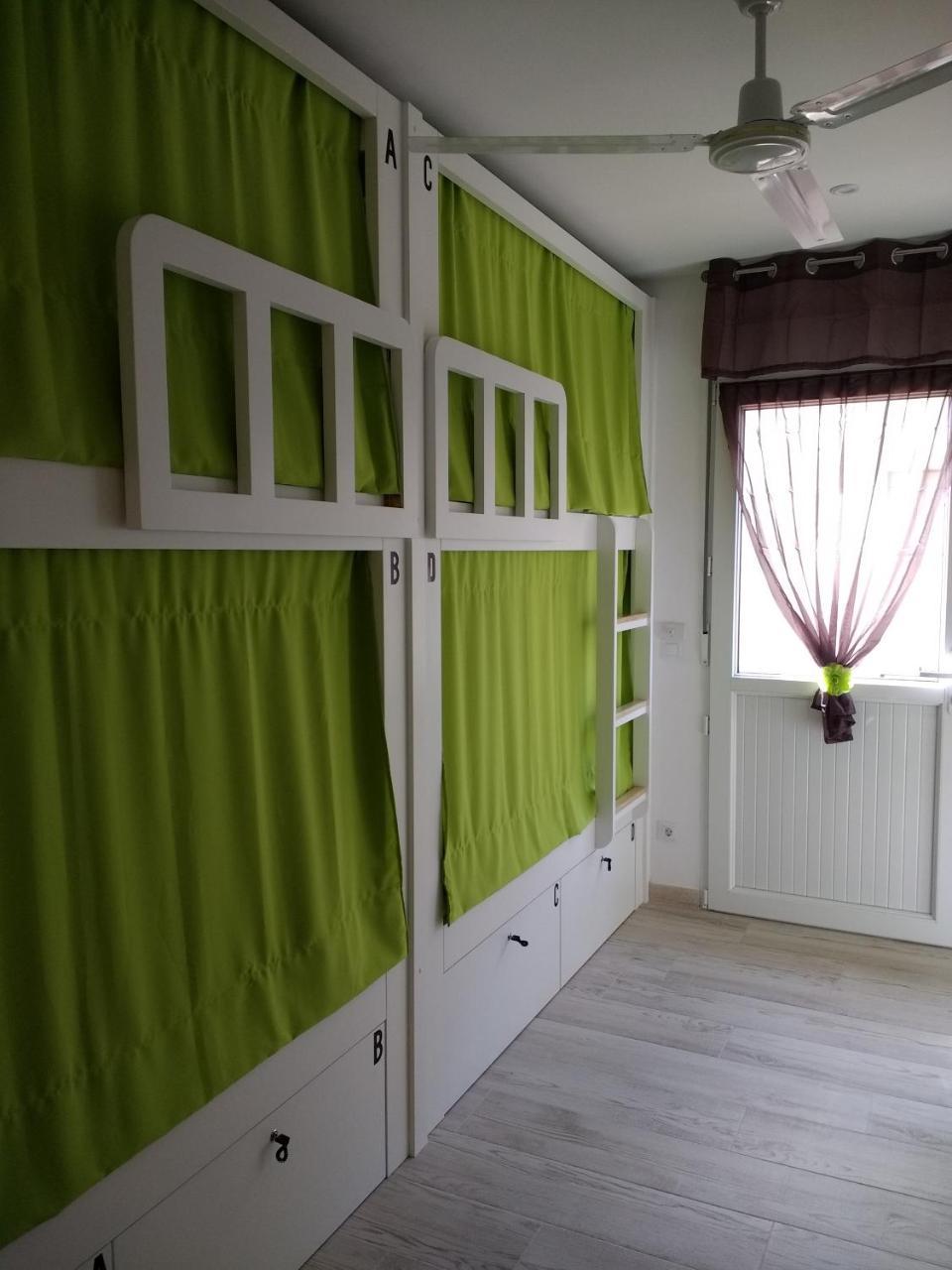 Litera en dormitorio compartido mixto con 10 camas