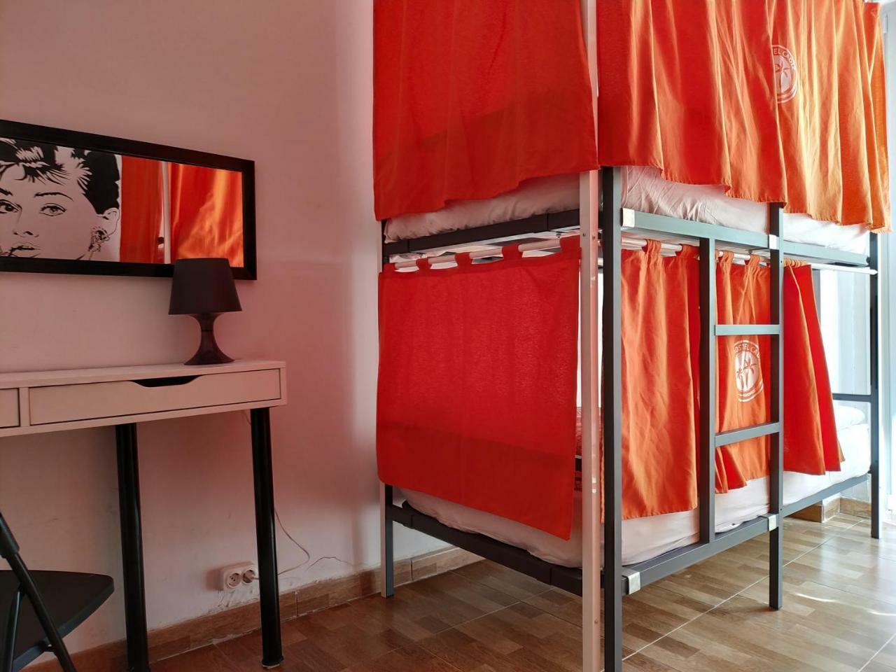 Cama en habitación femenina compartida de 4 camas