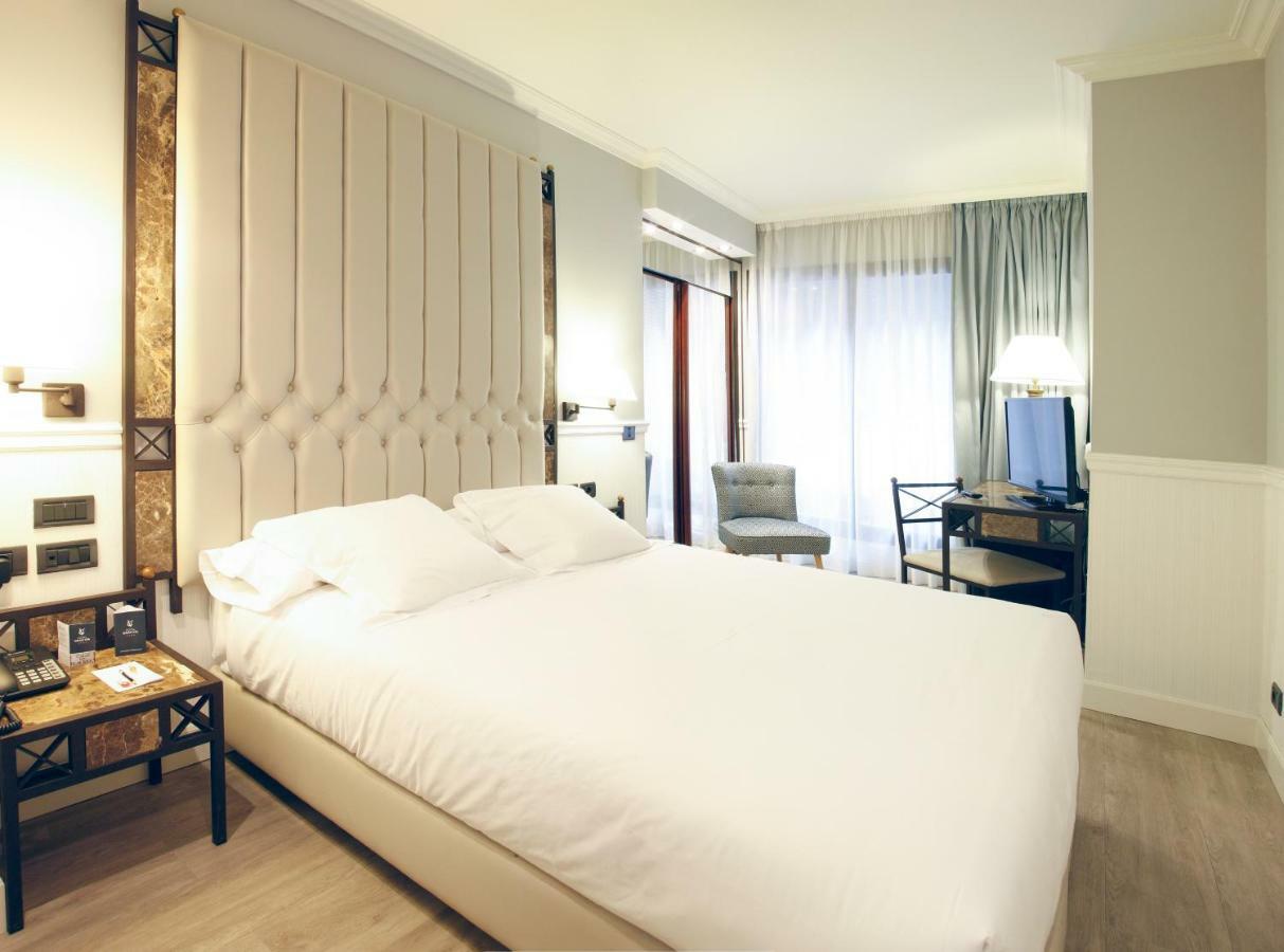 Habitación con cama grande