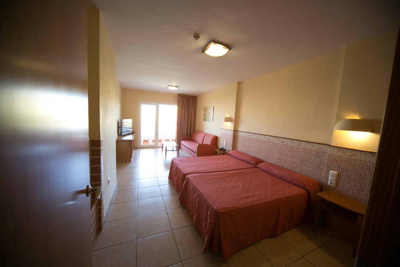 Estudio (3 adultos + 1 niño)