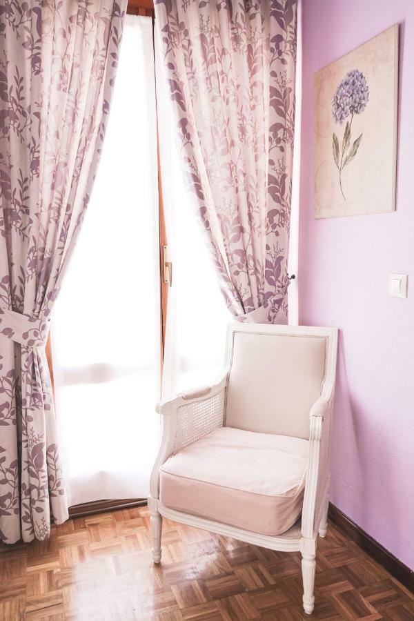 Habitación con cama grande