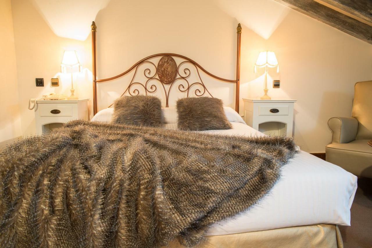 Double or Twin Room (1-2 Adults)