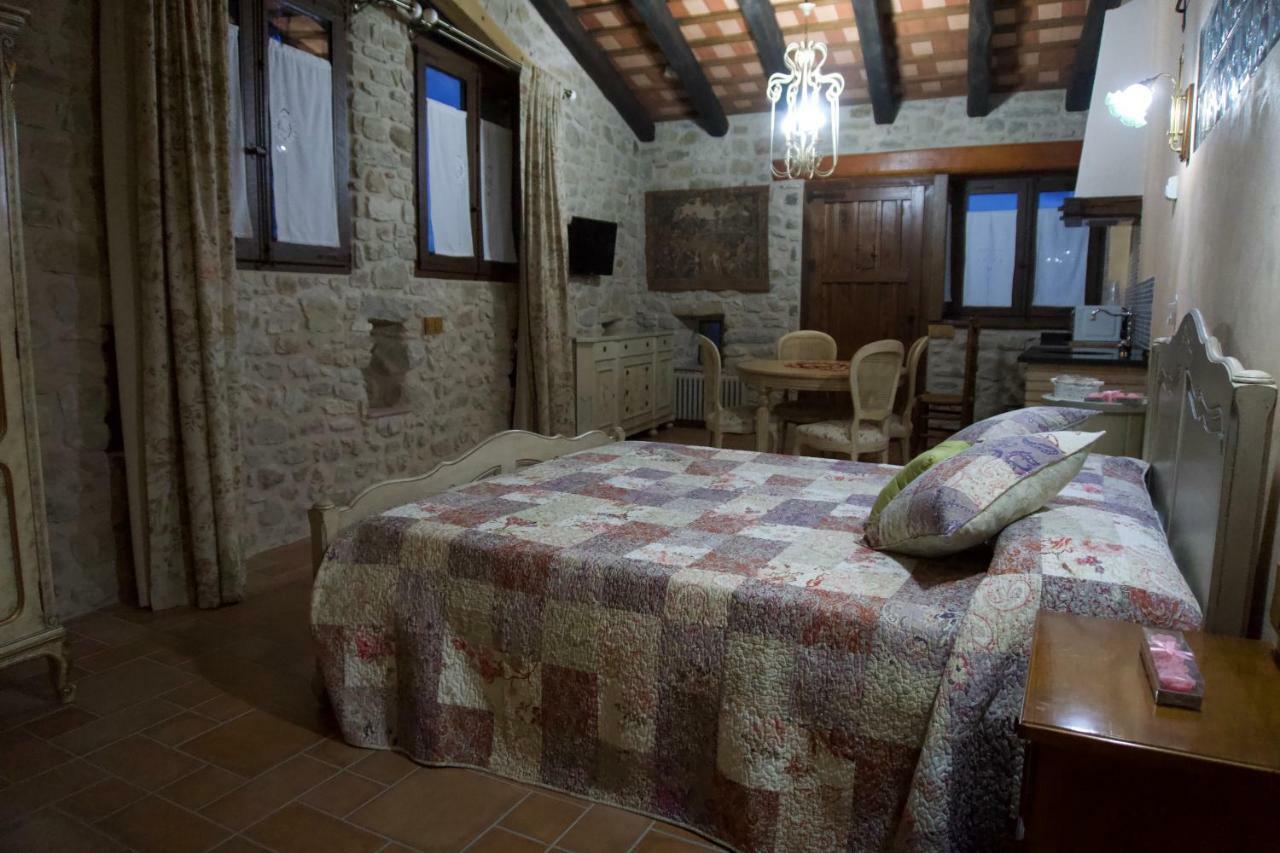Habitación con cama grande y vistas al jardín