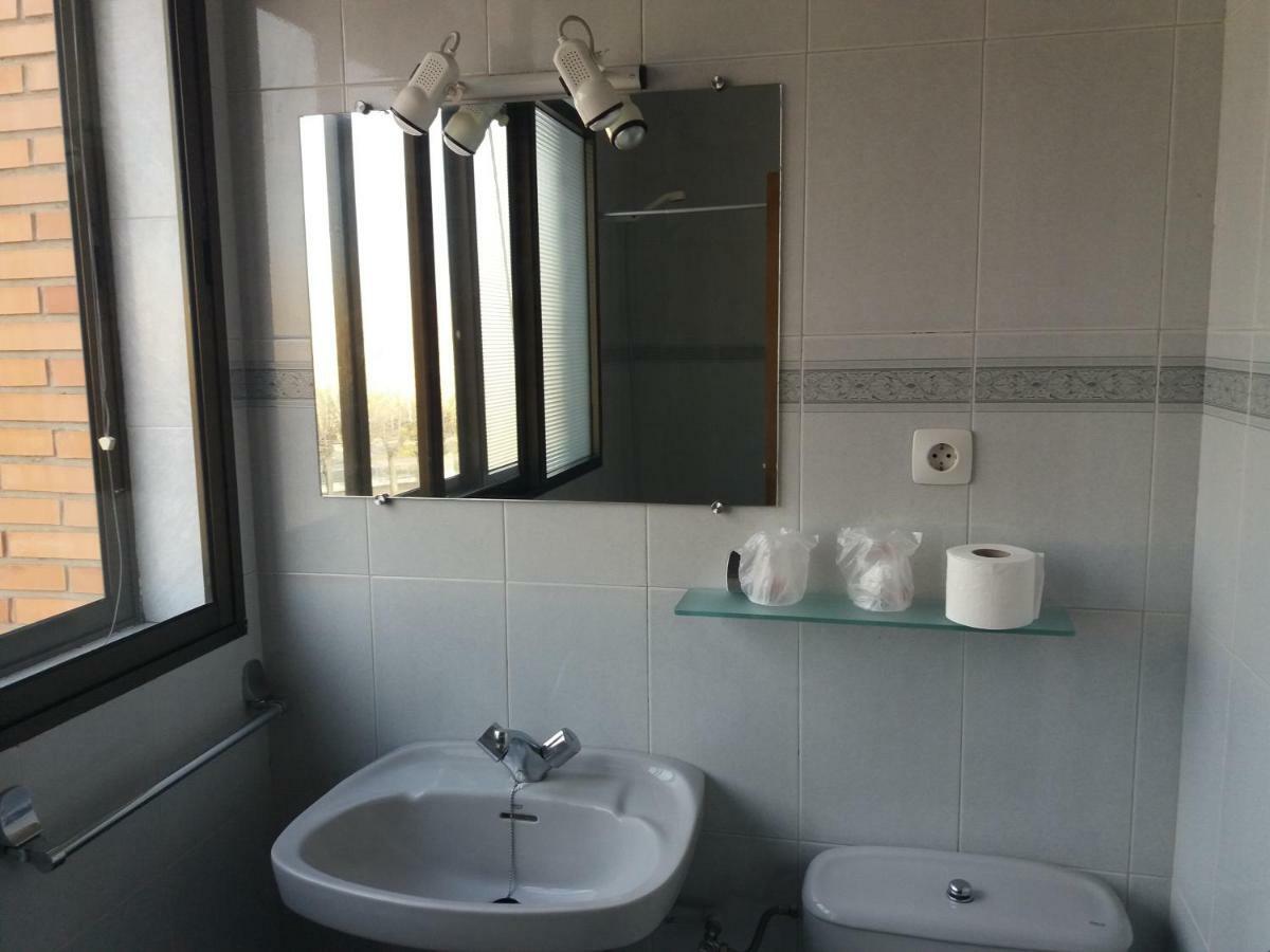 Habitación con cama grande
