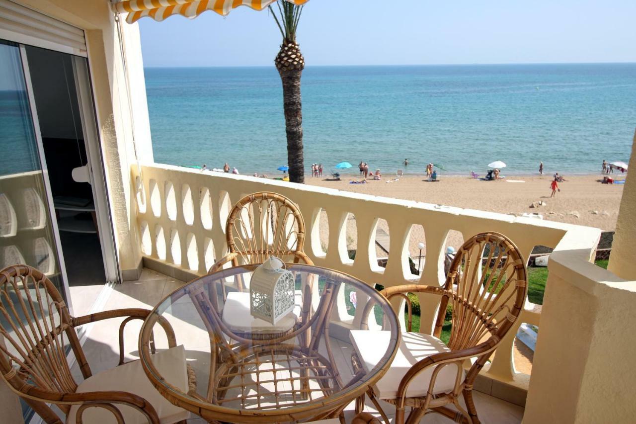 Este apartamento está ubicado en la tercera planta, ofrece vistas panorámicas al mar y dispone de 2 dormitorios y terraza.