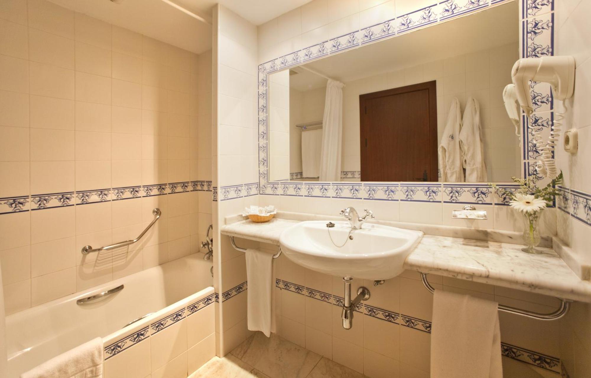 Twin Room with Extra Bed (2 Adults + 1 Child)
