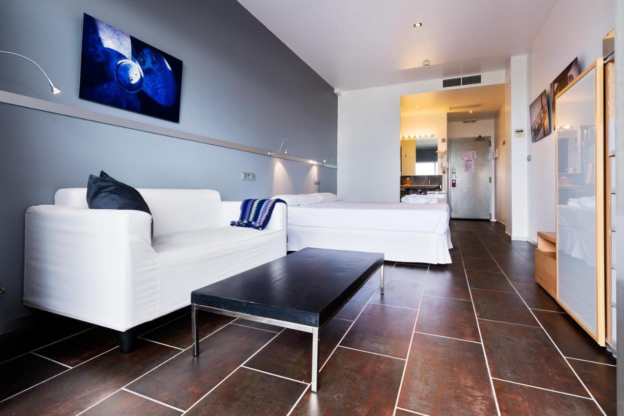 Habitación con cama grande y vistas al mar