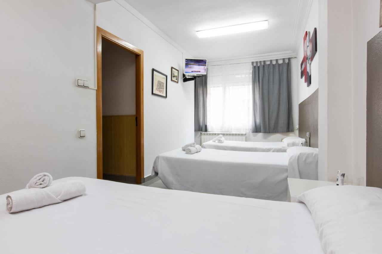 Habitación Triple Básica con baño compartido