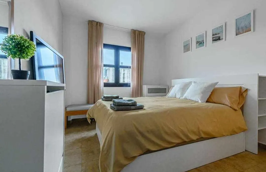 Apartamento junto a la playa 4p piscina y parking-1