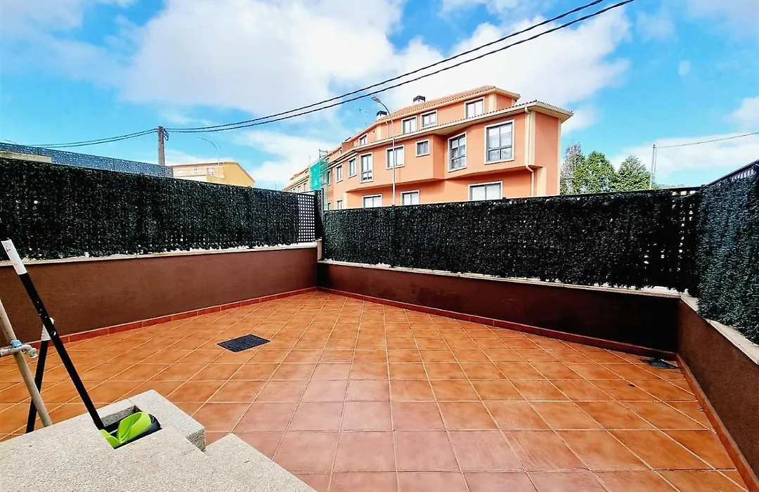 Apartamento con terraza y piscina-1