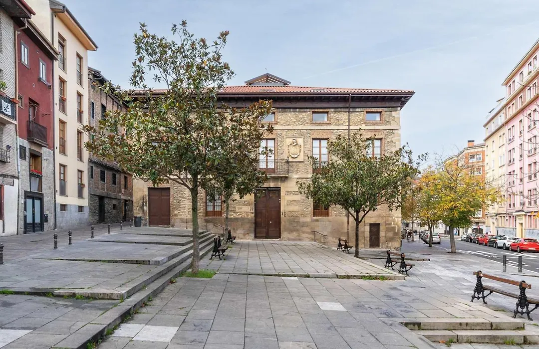 Limehome Vitoria Palacio de los Álava-Velasco-1
