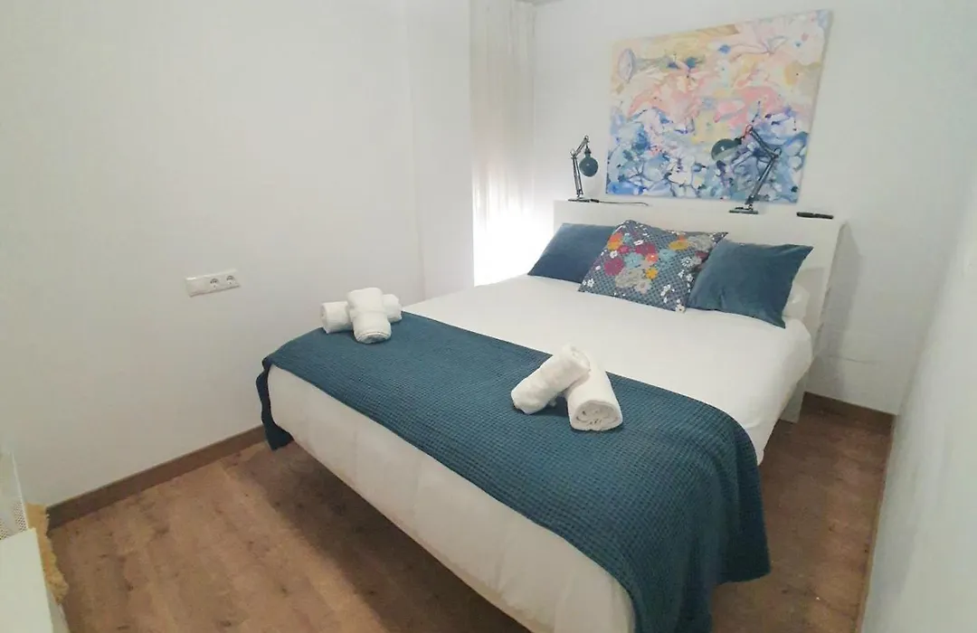 EL ÚNICO apartment with jacuzzi&art-1