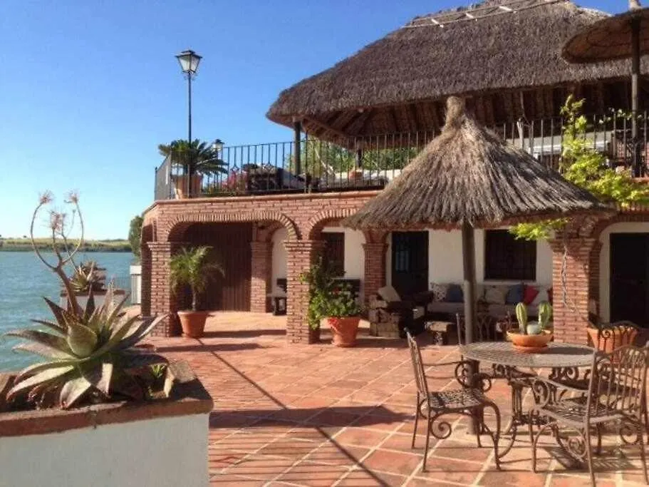 Espectacular casa con embarcadero-1