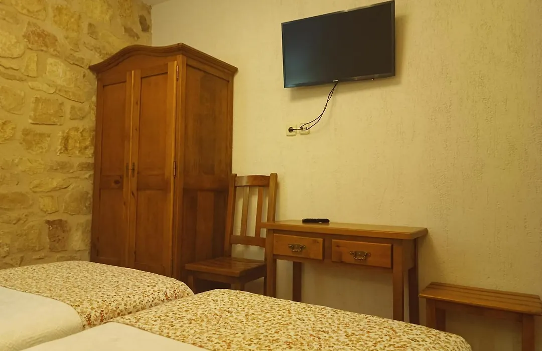 hostal Decerca Prádena-1