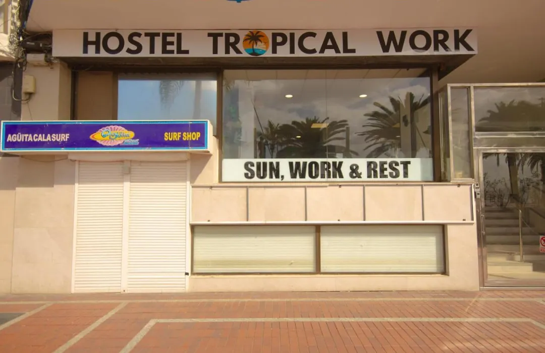 Hostel Tropical Work-1