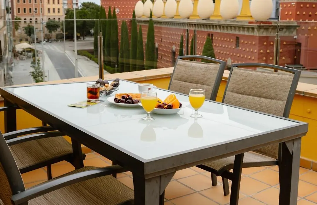 Apartamento ático enfrente del Museo Dalí-1