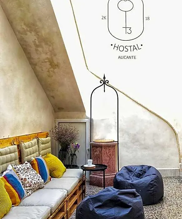 Hostel Numero Trece - Private Capsule Deds - Albergue Juvenil - Free Towels, Coffee & Tea, Remote Check-In (Adults Only)-1