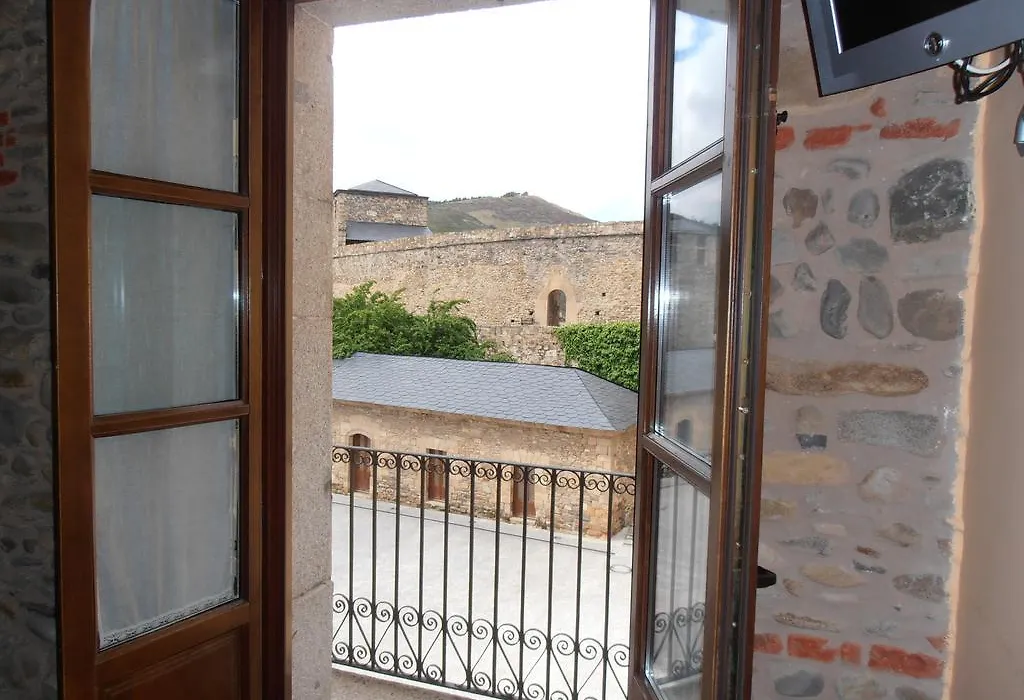 Hostal Virgen De La Encina-1