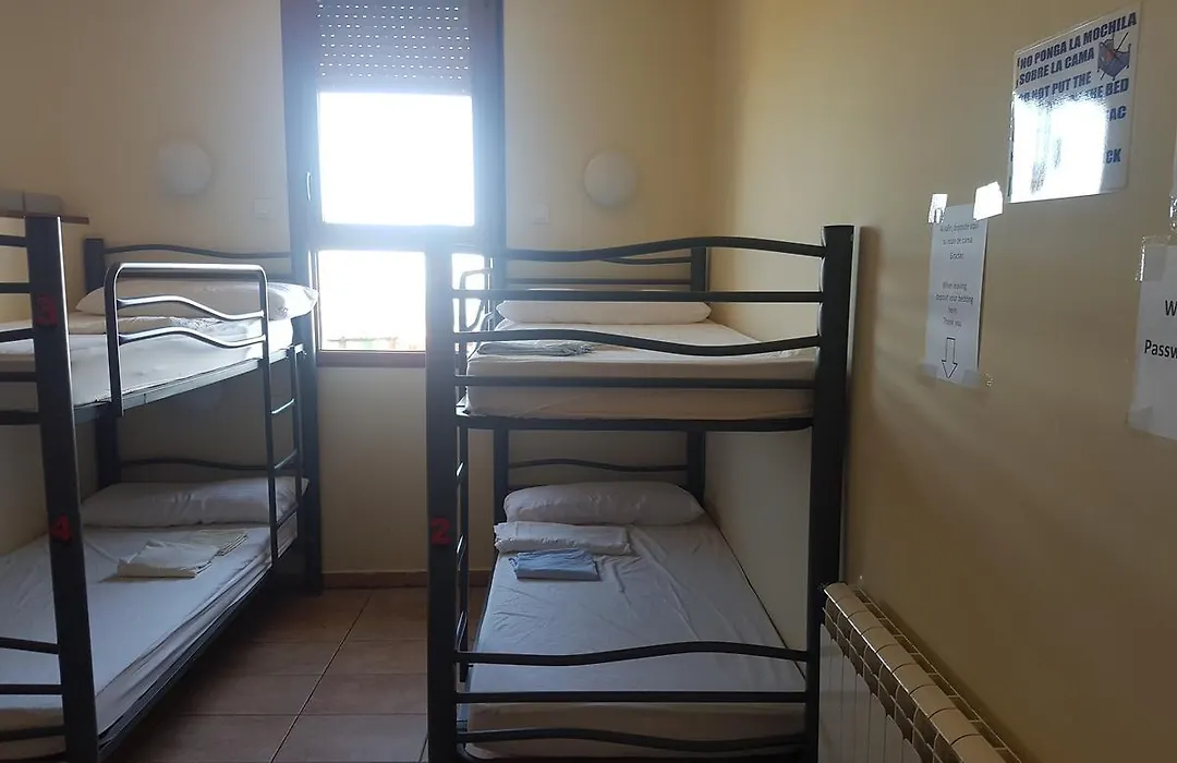 Albergue de peregrino Cruz de Fierro-1