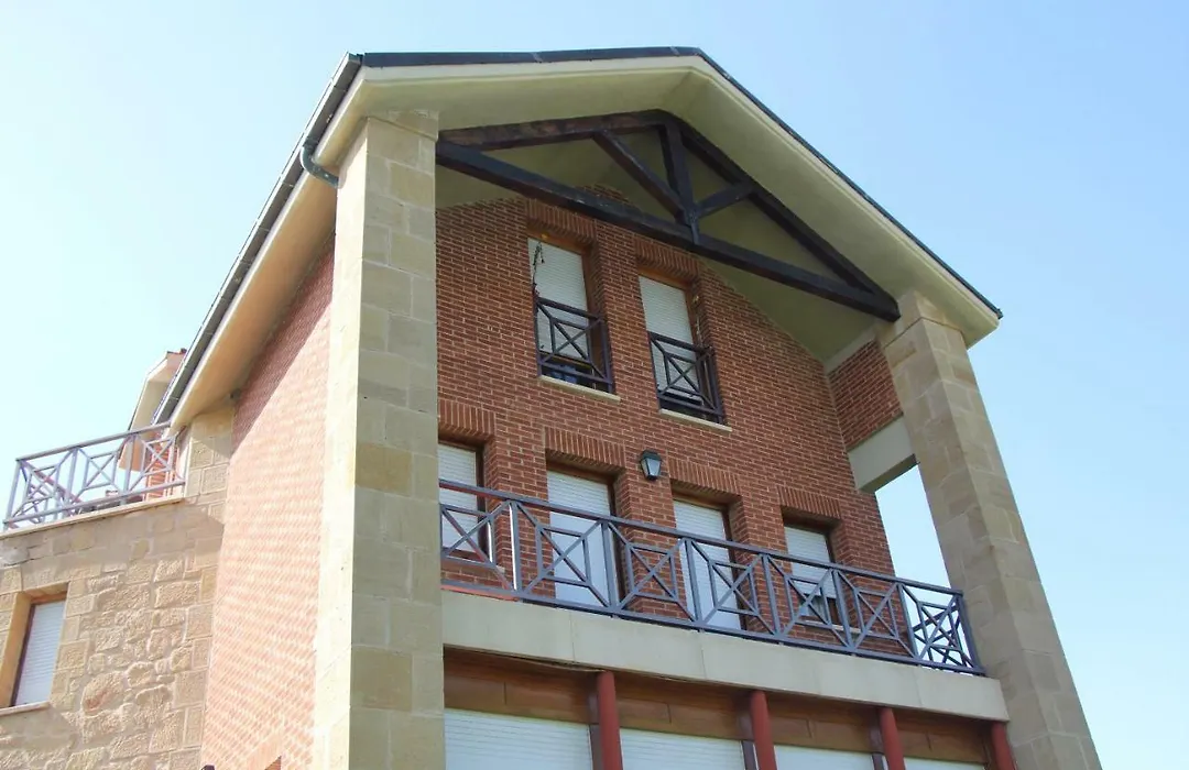 Preciosa casa independiente con piscina cubierta y gran jardín privados-1