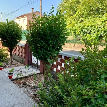 A Casa Vermella con jardín a 10 minutos de Santiago de Compostela-3