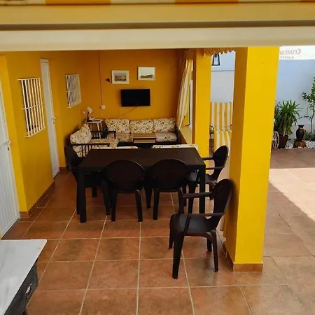 Casa a pie de playa, con patio. Zona Miramar.-2