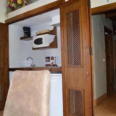 Apartamentos Turísticos - Hostal Los Alisos-3