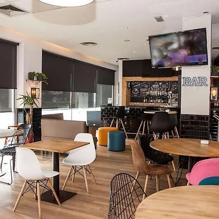 Travelodge Bcn Cornella Fira-3