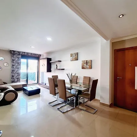 Apartamento con terraza y piscina-2