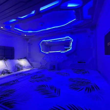 Good Vibes Only Capsule Hostel Malaga-3