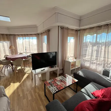 4 Bedrooms -Seneca Center Apartment-3