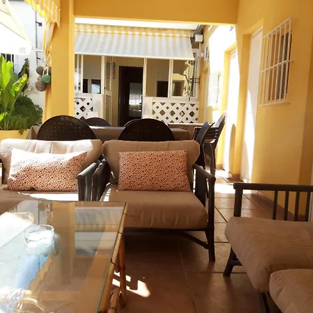 Casa a pie de playa, con patio. Zona Miramar.-3