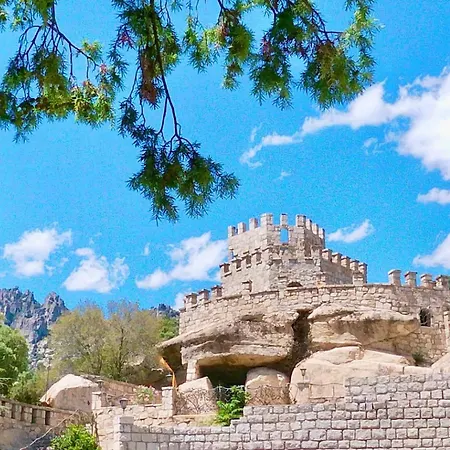 Magnífico Castillo privado, elevado en la roca-2