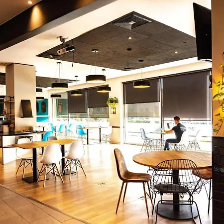 Travelodge Bcn Cornella Fira-2