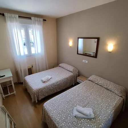 Hostal Hernan Cortes-3