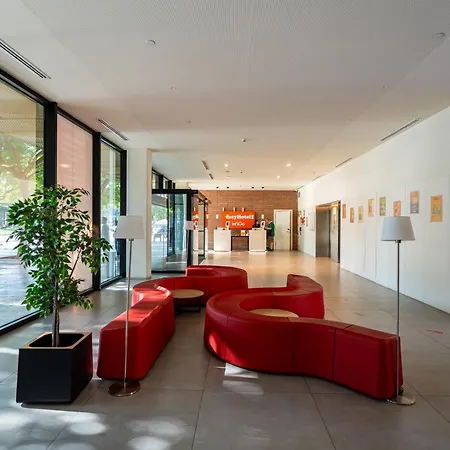 Easyhotel Barcelona Fira-2