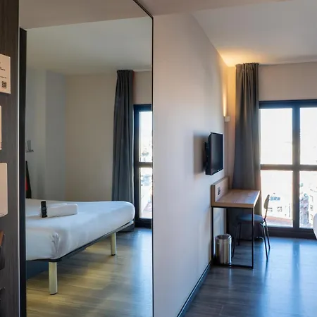 Easyhotel Barcelona Fira-2