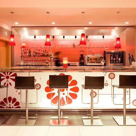 Ibis Barcelona Santa Coloma-3