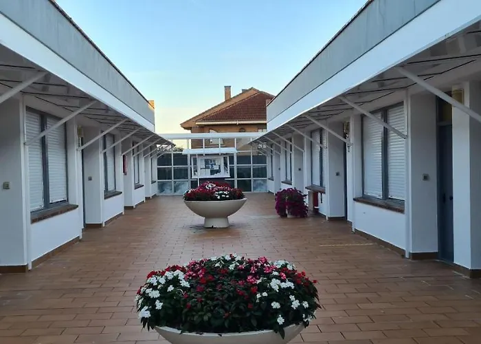 Apartamentos Elena Laredo, España