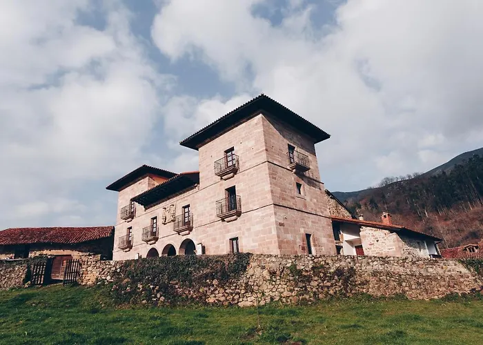 Arha Casona De Carmona (Antiguo Parador De Carmona-Cantabria)