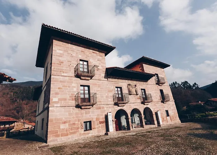 Arha Casona De Carmona (Antiguo Parador De Carmona-Cantabria)