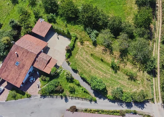 Garai Etxea, casa adosada en la montaña Arrankudiaga, España