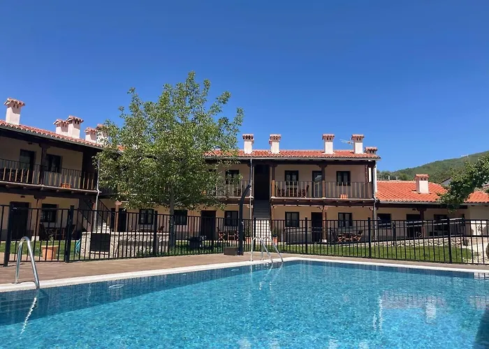 APARTAMENTOS DOÑA JIMENA DEL AMBROZ 4 Estrellas complejo único en el centro del pueblo Hervás, España
