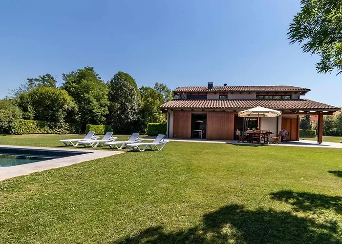 Villa La Solfa casa aislada con piscina y jardín Les Preses, España