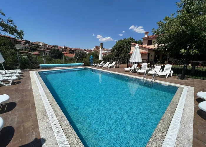 APARTAMENTOS DOÑA JIMENA DEL AMBROZ 4 Estrellas complejo único en el centro del pueblo